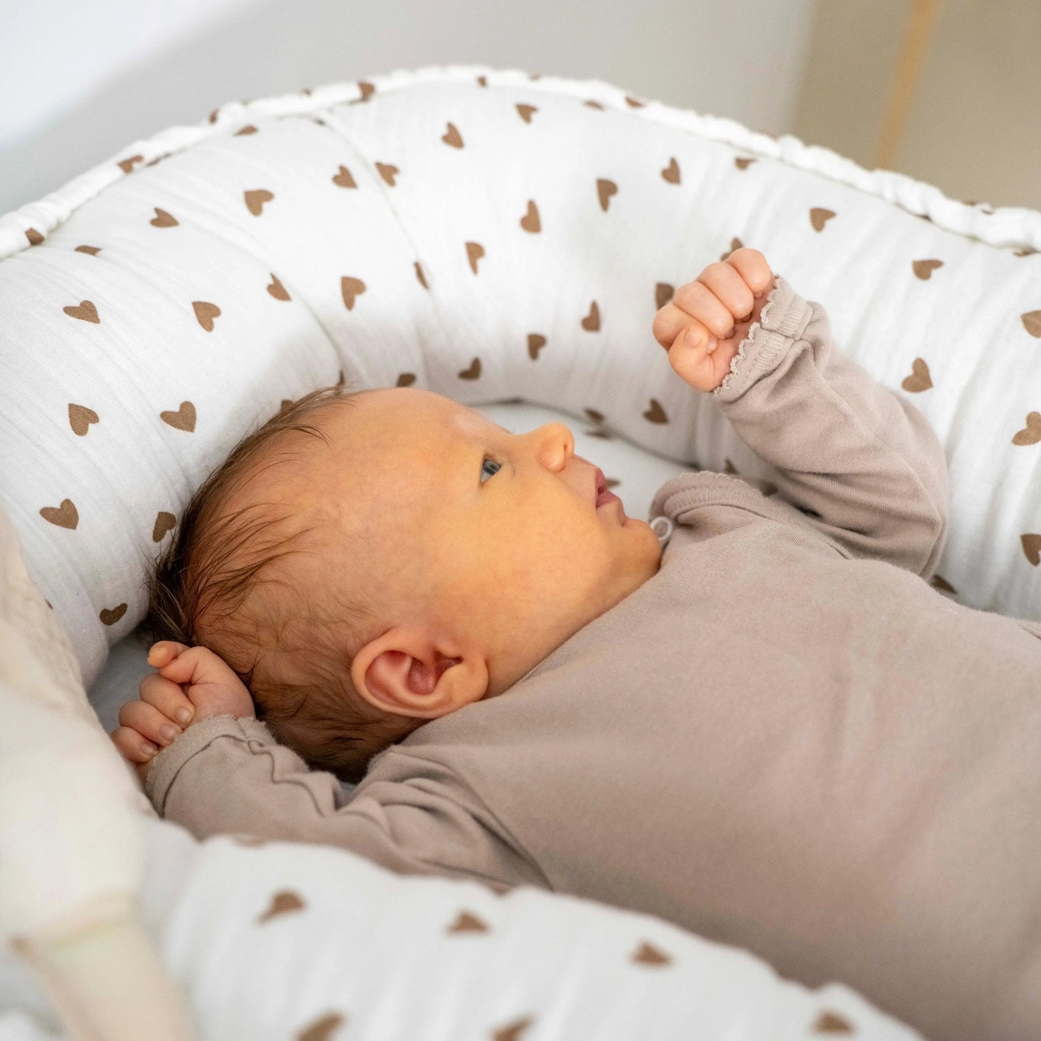 Babynestchen Musselin Herzen braun – Weicher mitwachsender Baby - Kokon - CGE Teddy Couture
