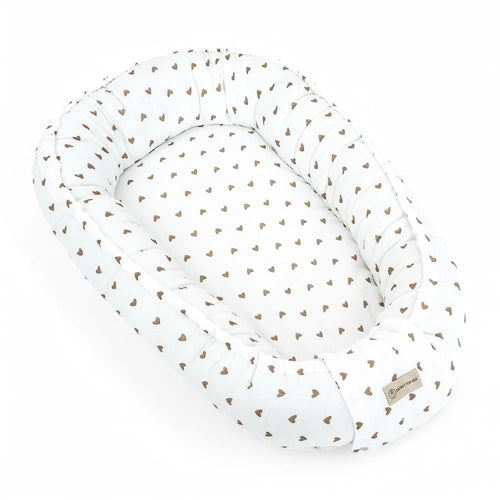 Babynestchen Musselin Herzen braun – Weicher mitwachsender Baby - Kokon - CGE Teddy Couture