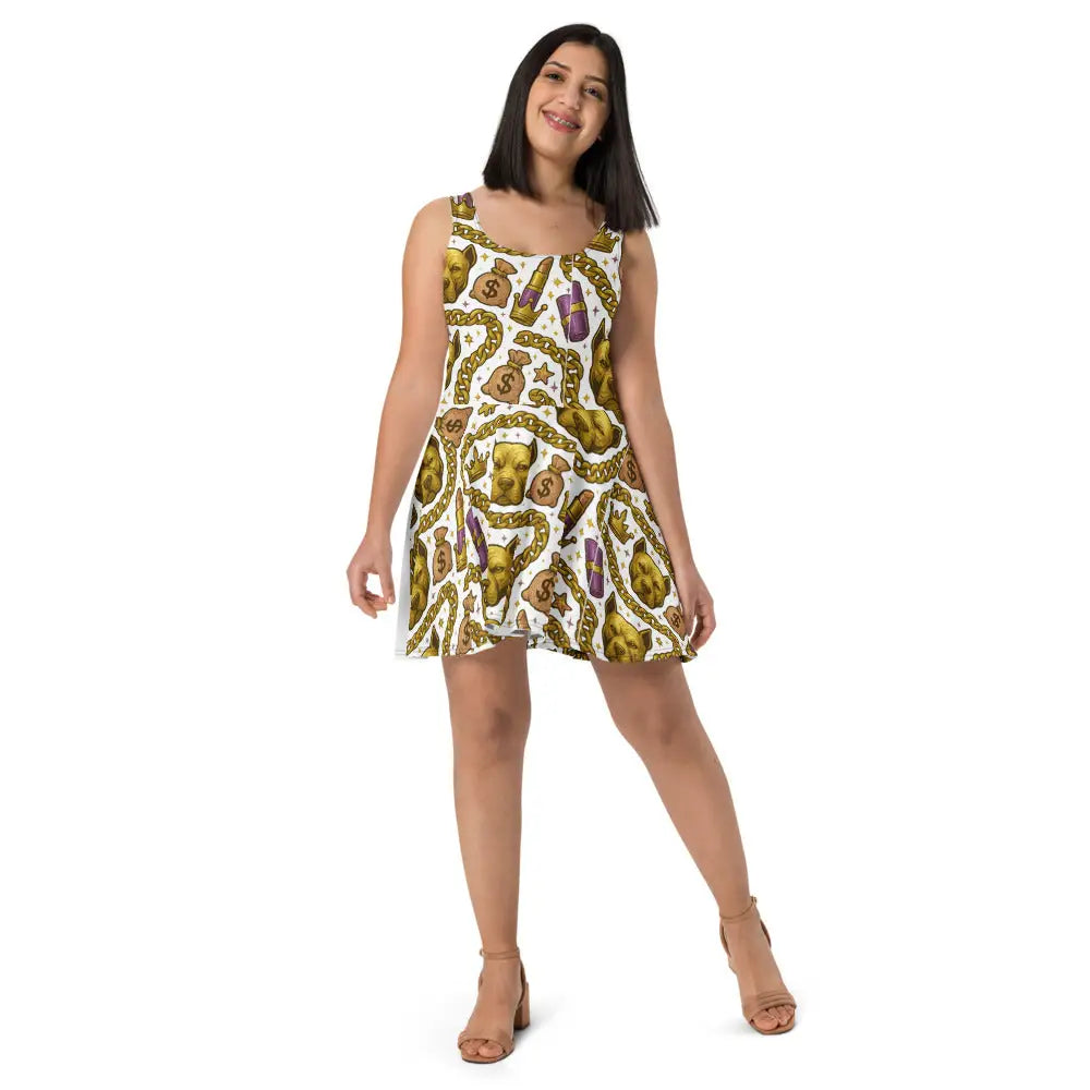 Frau trägt Boss Babe Luxus Kleid mit auffälligem Pitbull- und Kettenprint, glamourös und figurbetont