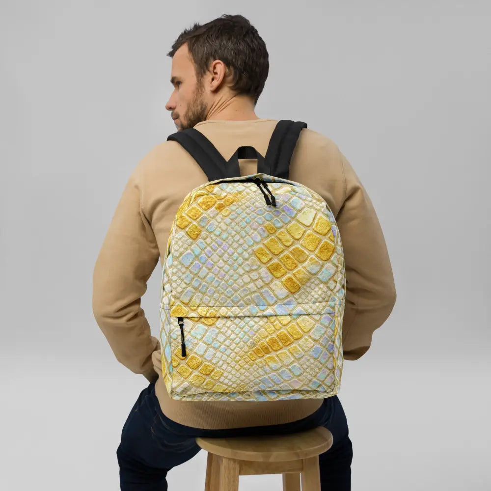 Holo Luxe Snake Backpack mit holografischem Schlangendesign, getragen von Mann, stilvoller robuster Rucksack
