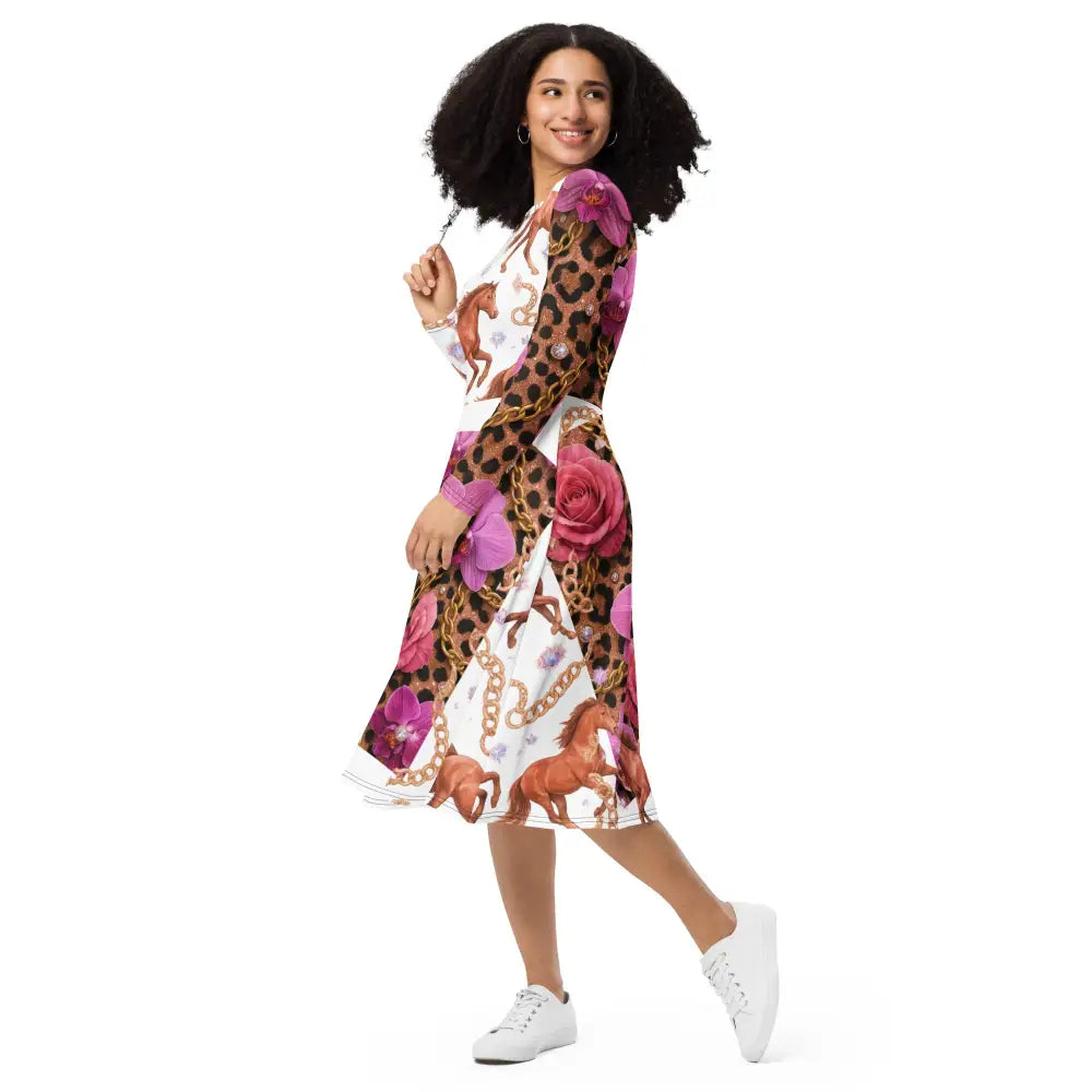 Langärmliges Midikleid mit wildem Pferde-, Ketten- und Orchideen-Print, figurfreundlicher Midi-Schnitt, leichter Stretchstoff, auffälliges Glam-Design.