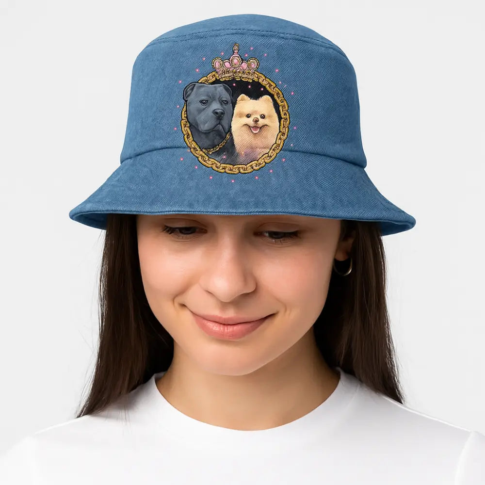 Frau trägt luxuriösen blauen Jeans-Hunde-Eimerhut mit Pitbull- und Spitz-Motiv, goldener Panzerkette und Strass-Krone.