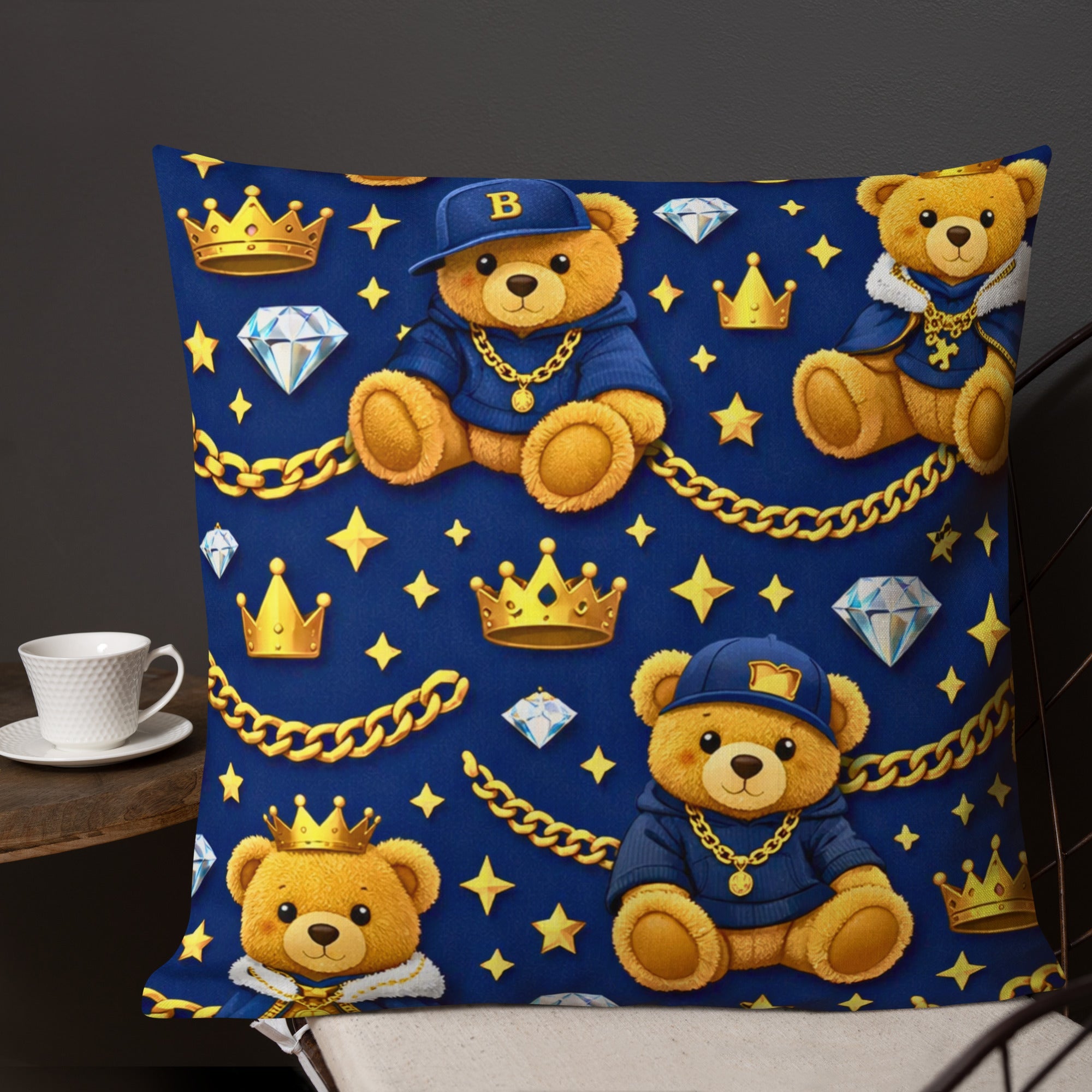 Luxus Designer Kissen mit Teddy Prince Muster in Blau & Gold – perfekt für stilvolle Baby - und Kinderzimmer - CGE Teddy Couture