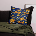 Luxus Designer Kissen mit Teddy Prince Muster in Blau & Gold – perfekt für stilvolle Baby - und Kinderzimmer - CGE Teddy Couture