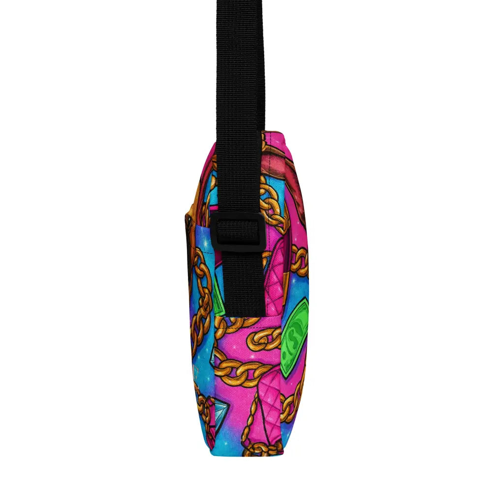Seitliche Ansicht der bunten Umhängetasche mit verstellbarem schwarzen Riemen und auffälligem Muster aus goldenen Ketten und bunten Elementen