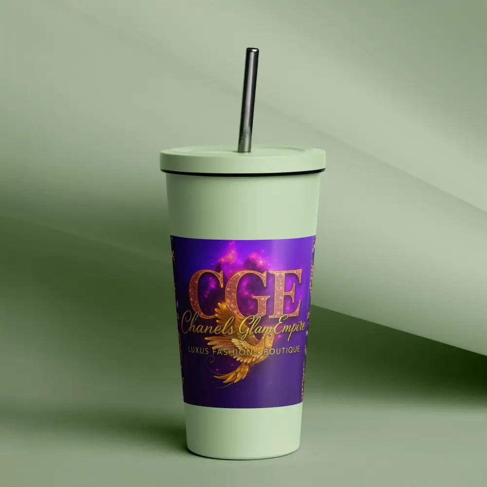 weißer Thermobecher mit Strohhalm und lila-goldenem CGE-Design, Chanels Glam Empire Logo