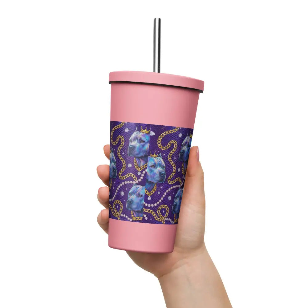 rosa Thermobecher mit Strohhalm und blau-goldenem Muster in Hand gehalten