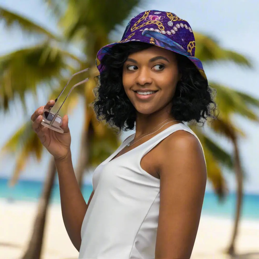 Fischerhut mit Allover-Druck in Holo-Violett und Gold mit Schlangen- und Kettenmuster, stylischer Unisex-Accessoire